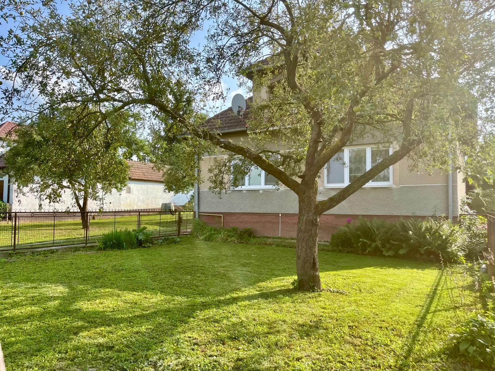 Rodinný dom v Trenčianskych Stankovciach na rovinatom pozemku 25x60m