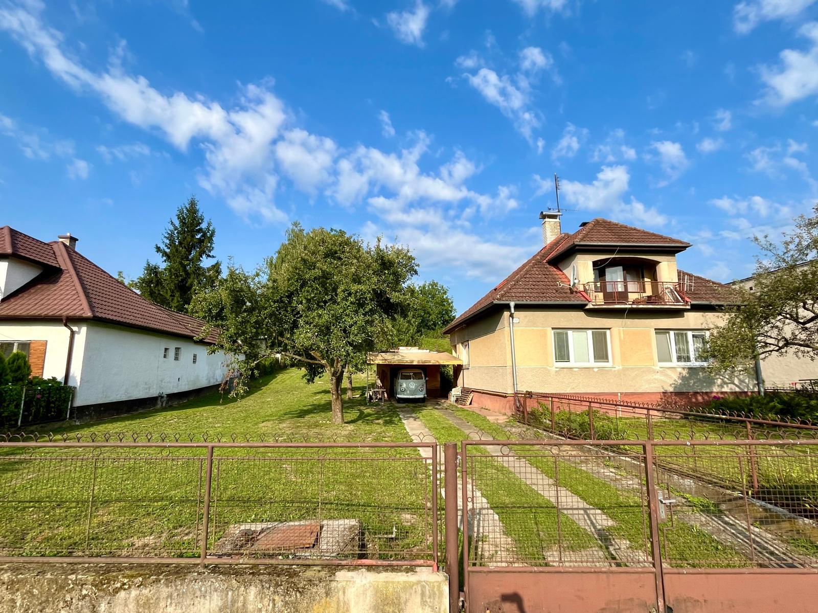 Rodinný dom v Trenčianskych Stankovciach na rovinatom pozemku 25x60m