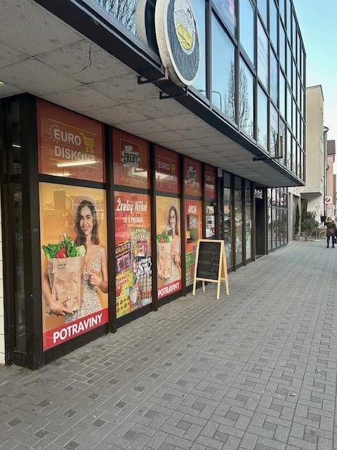 Na prenájom obchodný priestor v centre Malaciek