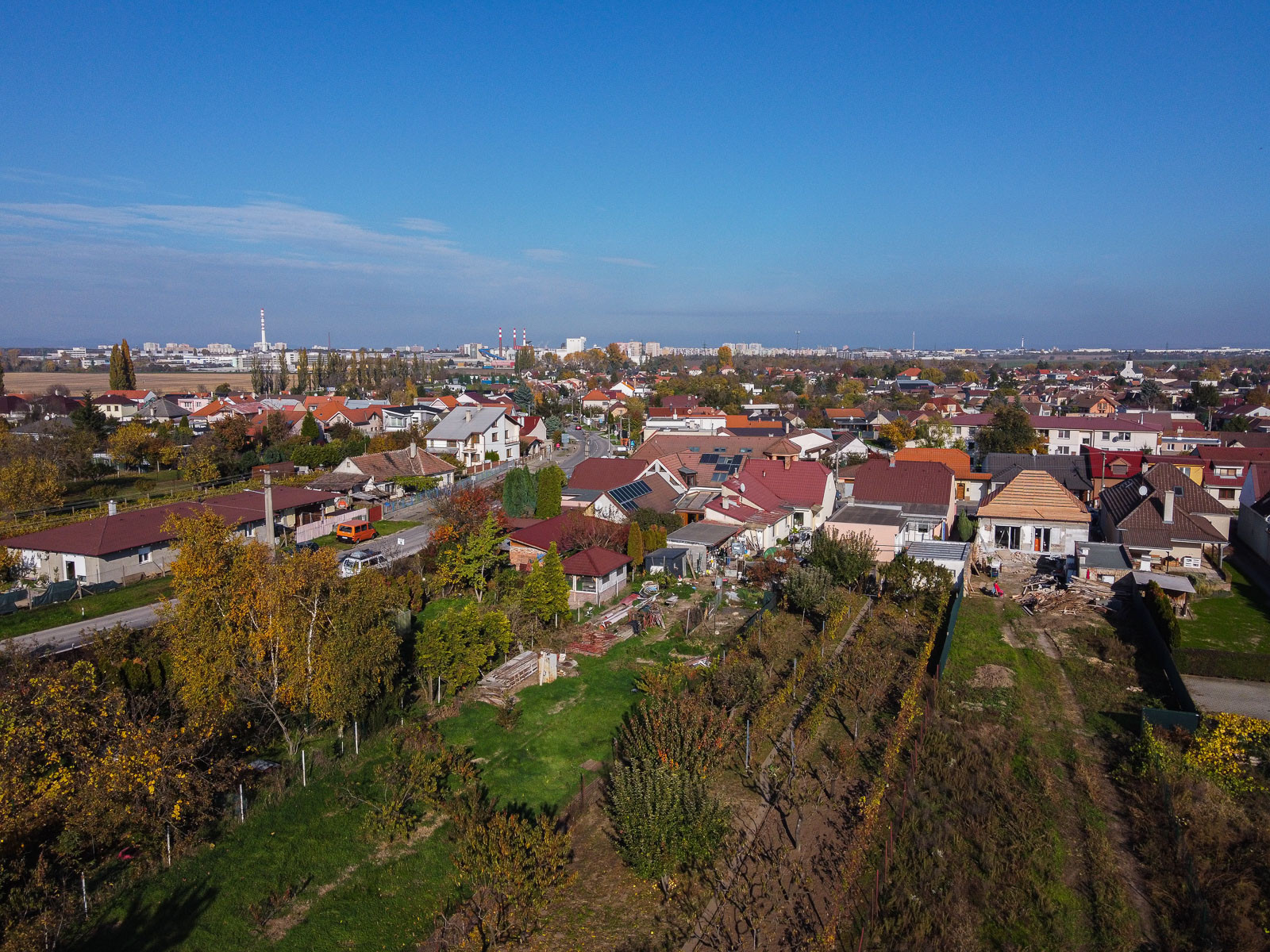 Na predaj pozemok s investičným potenciálom v Hrnčiarovciach nad Parnou