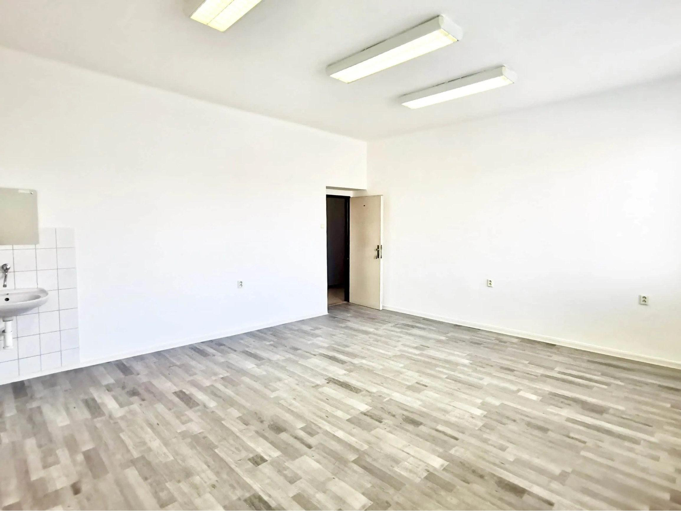 Na prenájom administratívny priestor o výmere 23,8m2 v Stupave – AB17