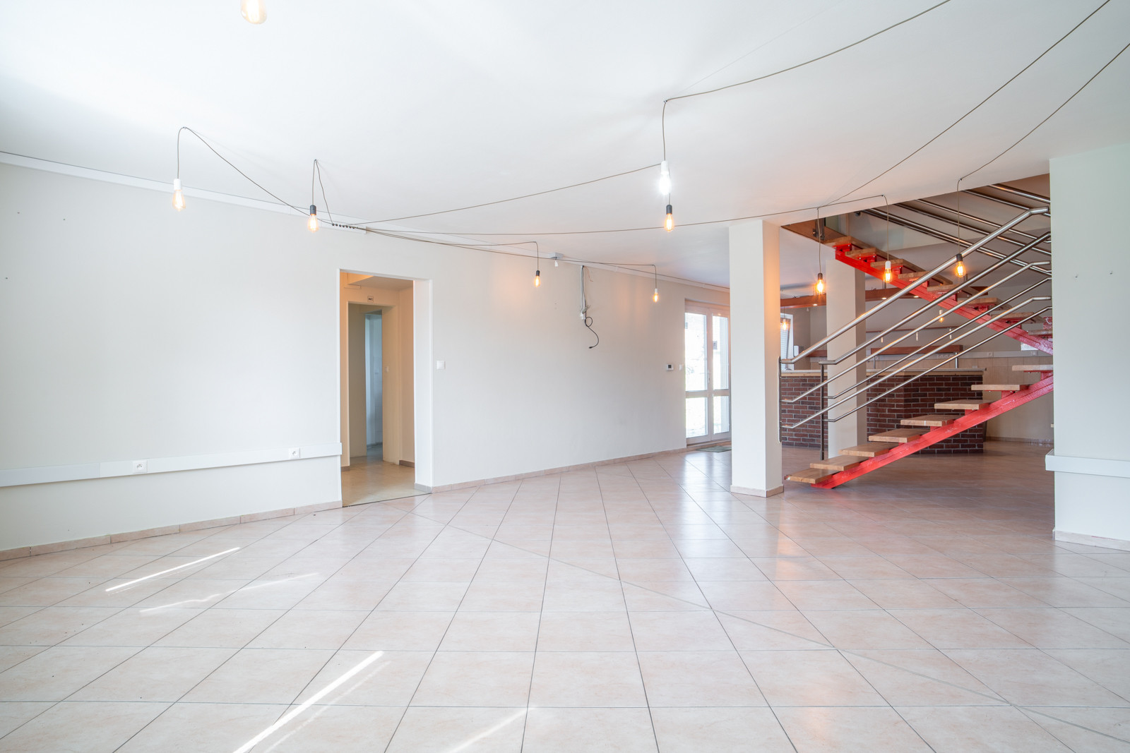 Na predaj rozsiahly investičný pozemok s polyfunkčným domom