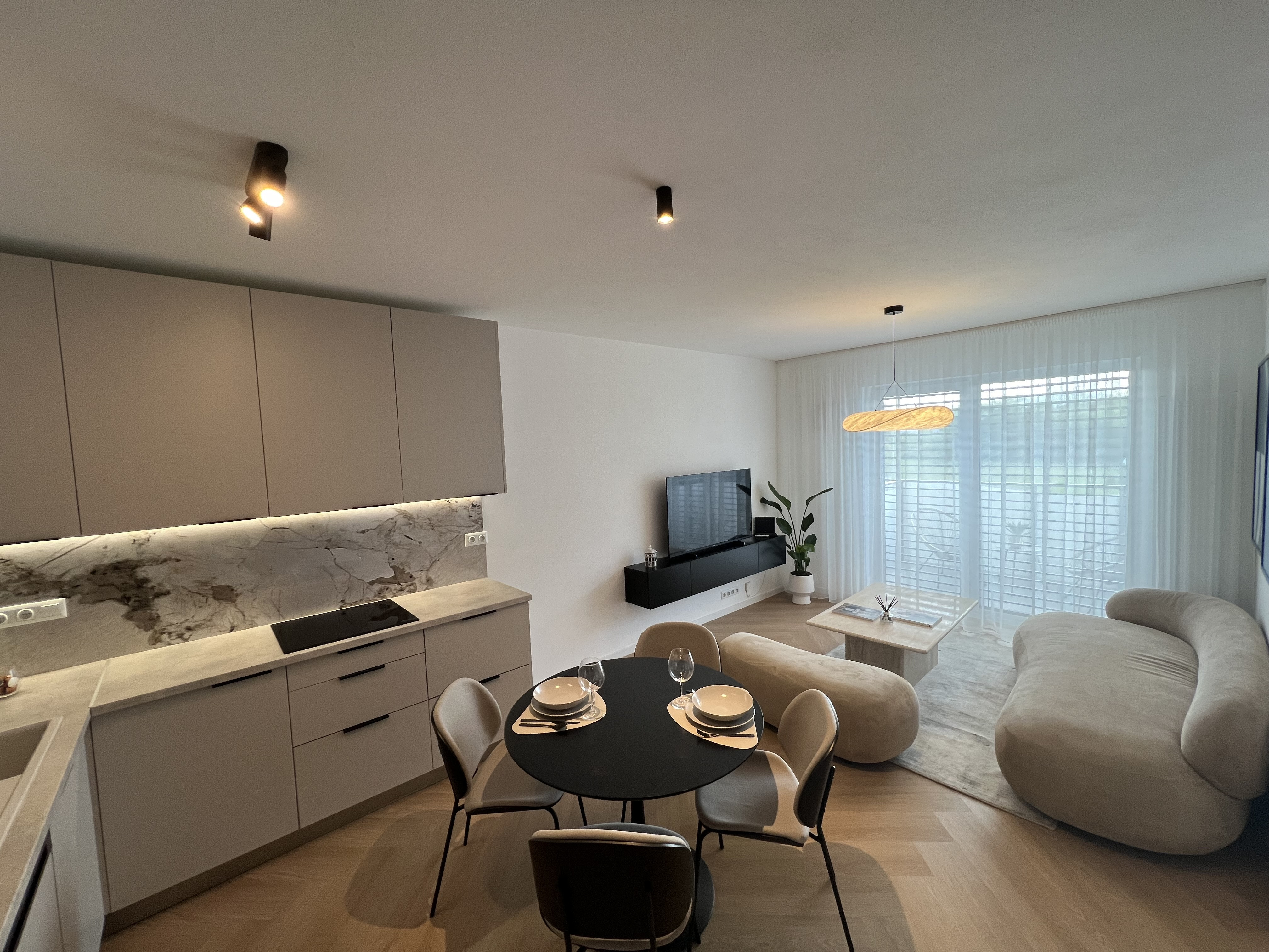 Na prenájom novostavba moderného, kompletne zariadeného 2izb bytu na Tramínovej ul. v Trenčíne.