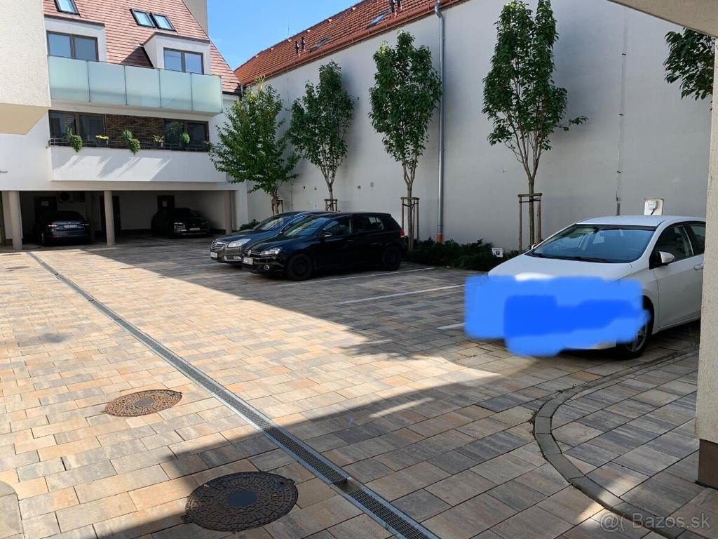 Na prenájom parkovacie státie v centre Trnavy-Halenárska ulica