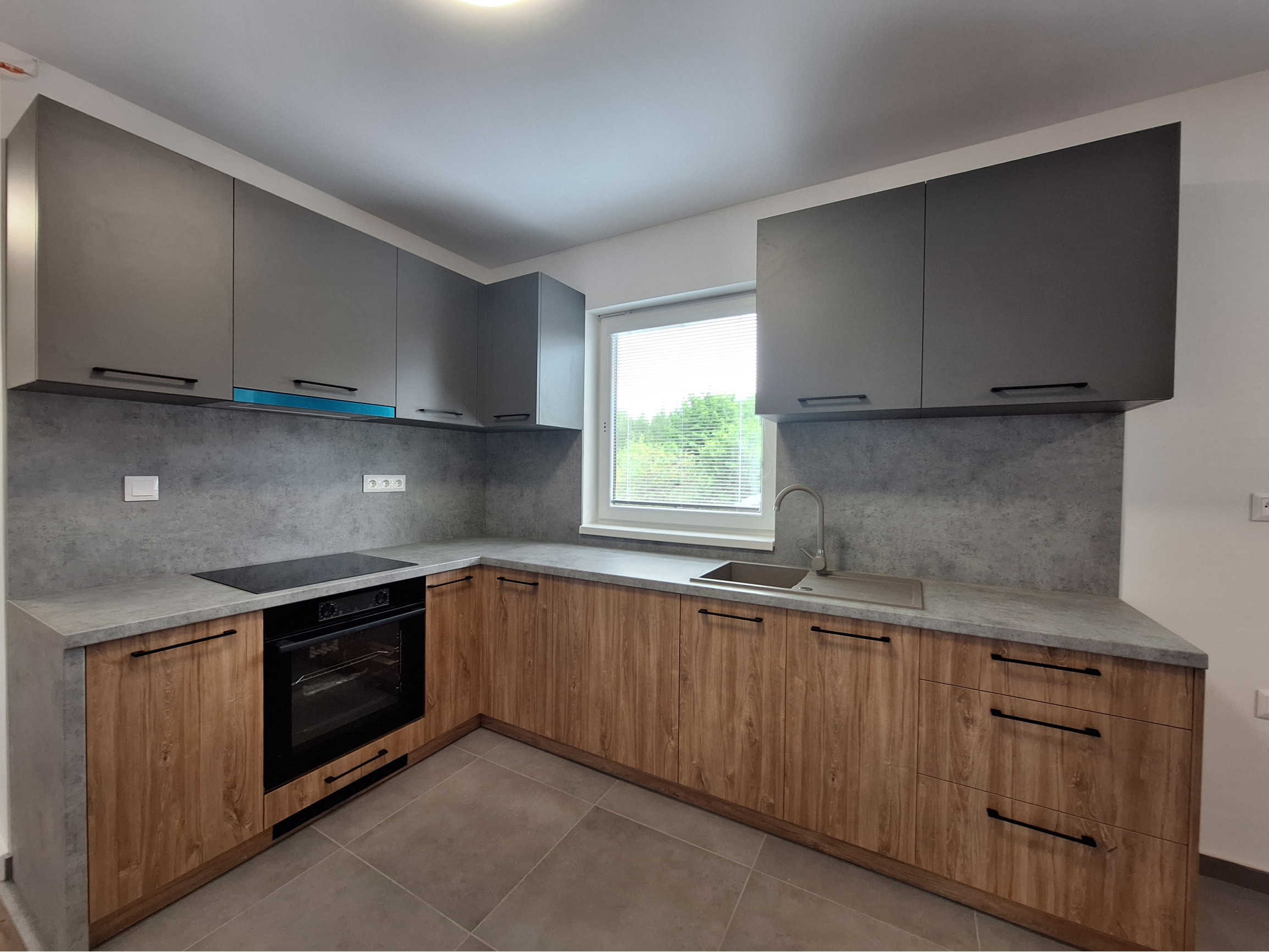 Na prenájom kompletne zrekonštruovaný 4-izbový byt v Tepličke nad Váhom