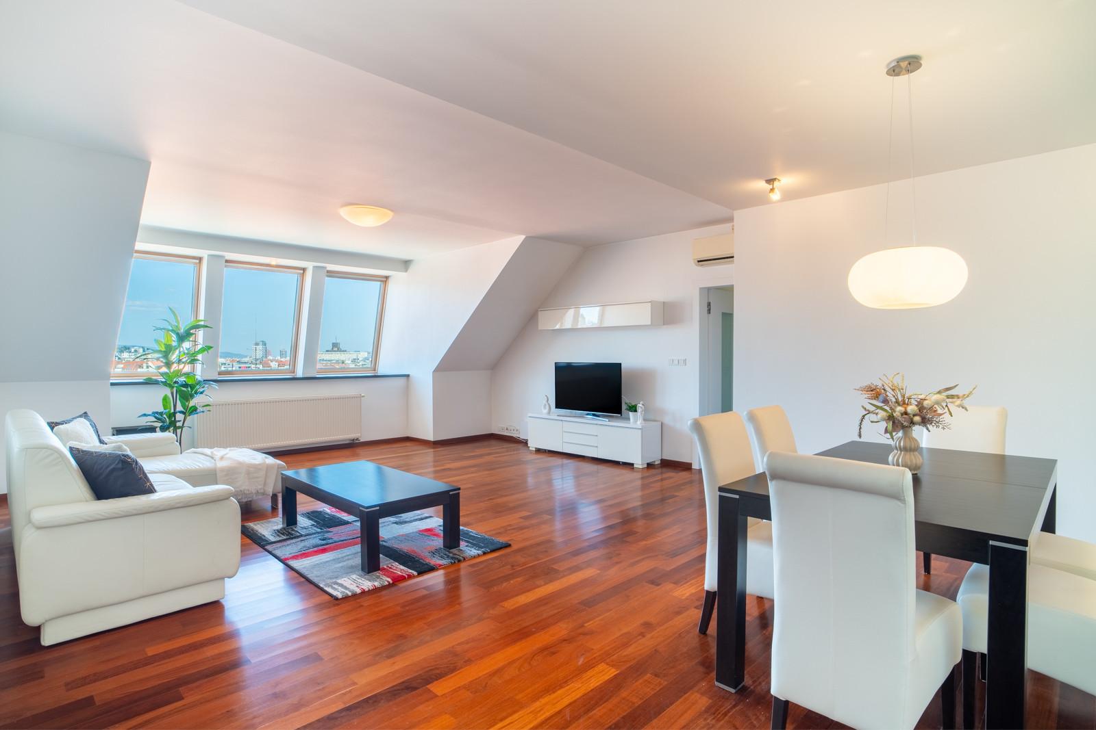 Na predaj priestranný 4-izbový byt pod hradom v centre Bratislavy