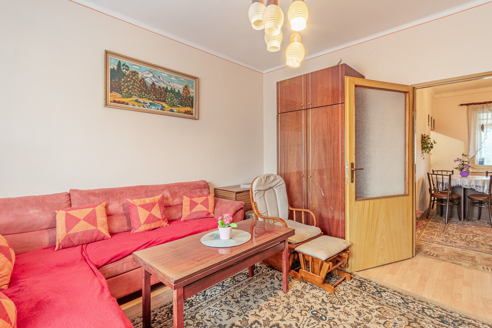 Na predaj priestranný 3-izbový rodinný dom s terasou v Šoporni