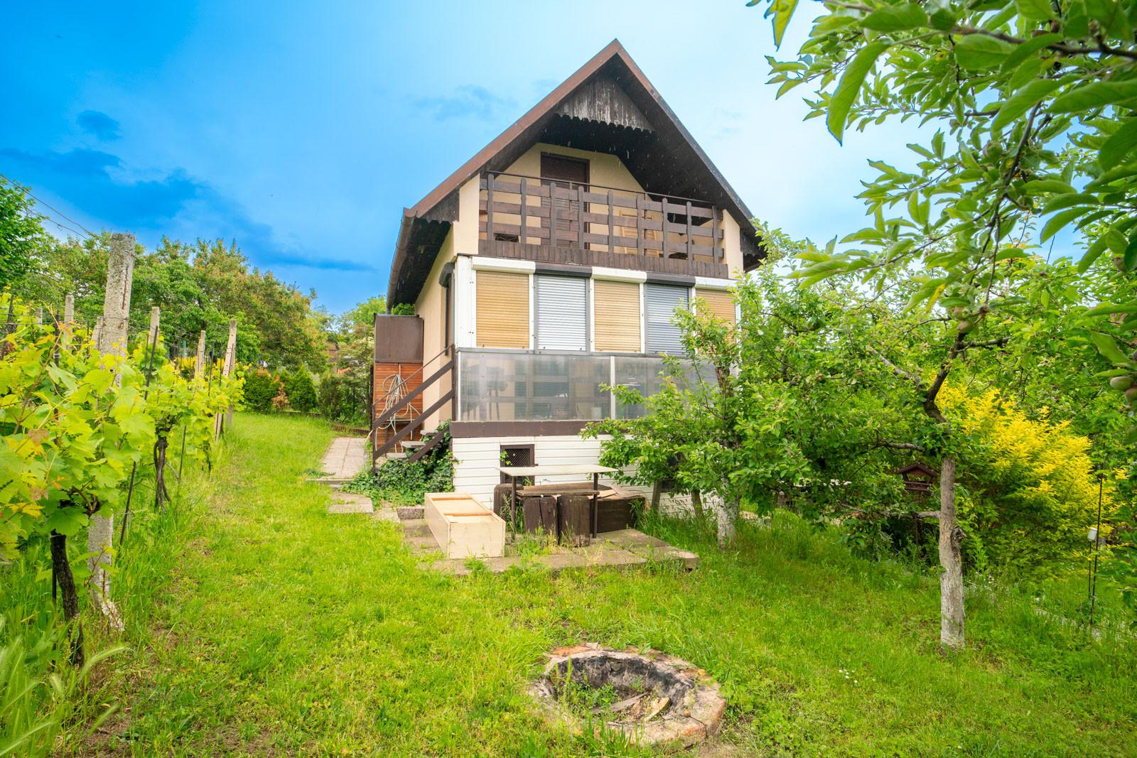 VÝRAZNÁ ZĽAVA: Na predaj záhradná chata s výhľadom na golfové ihrisko v Skalici