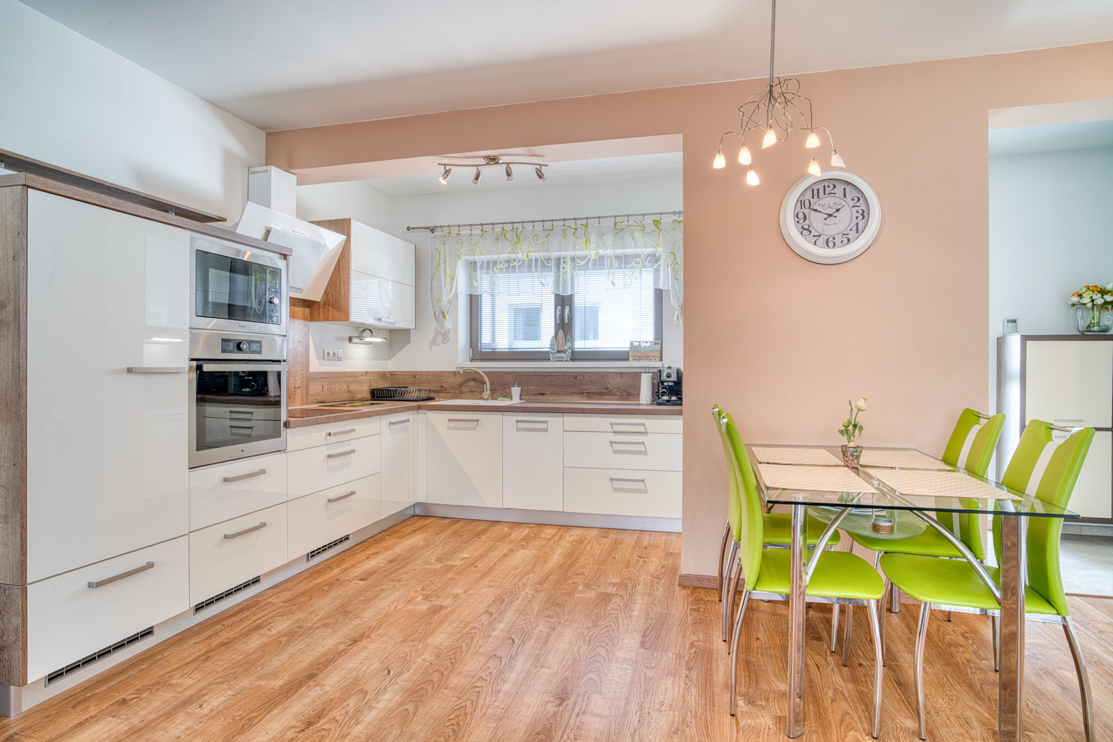 Na prenájom kompletne zariadený 2-izbový byt v centre Trnavy