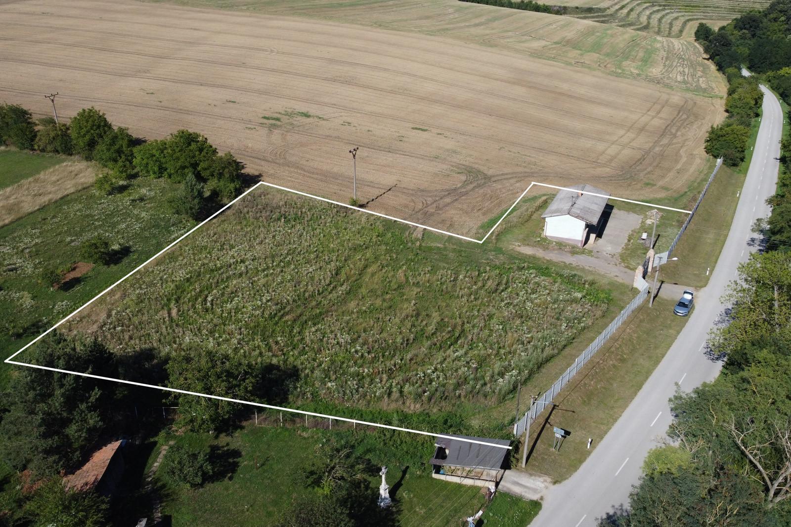 Na predaj stavebný pozemok s vínnym domom blízko Podhájskej