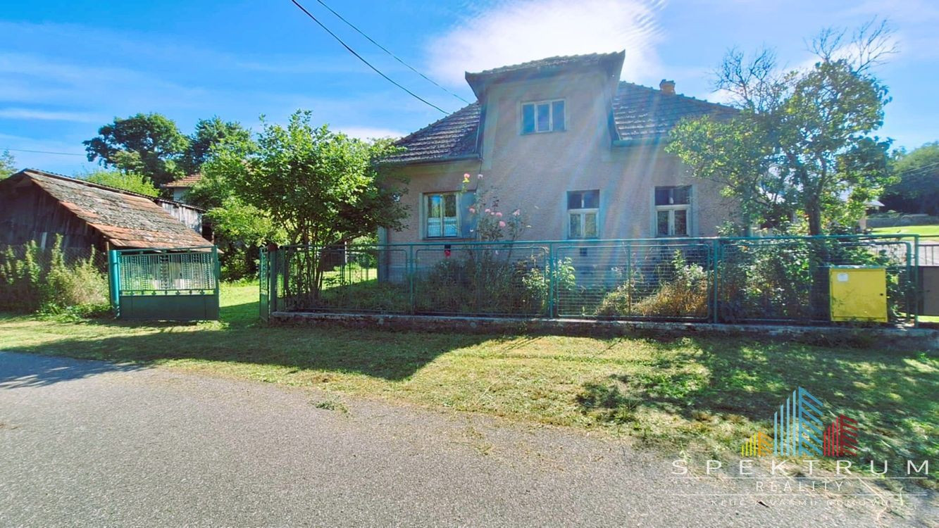 REZERVOVANÉ..Na predaj rodinný 2-izbový domček v pôvodnom stave – Zlatníky, okr. Bánovce nad Bebravou, pozemok 1200 m², tichá ulica, krásne prostredie