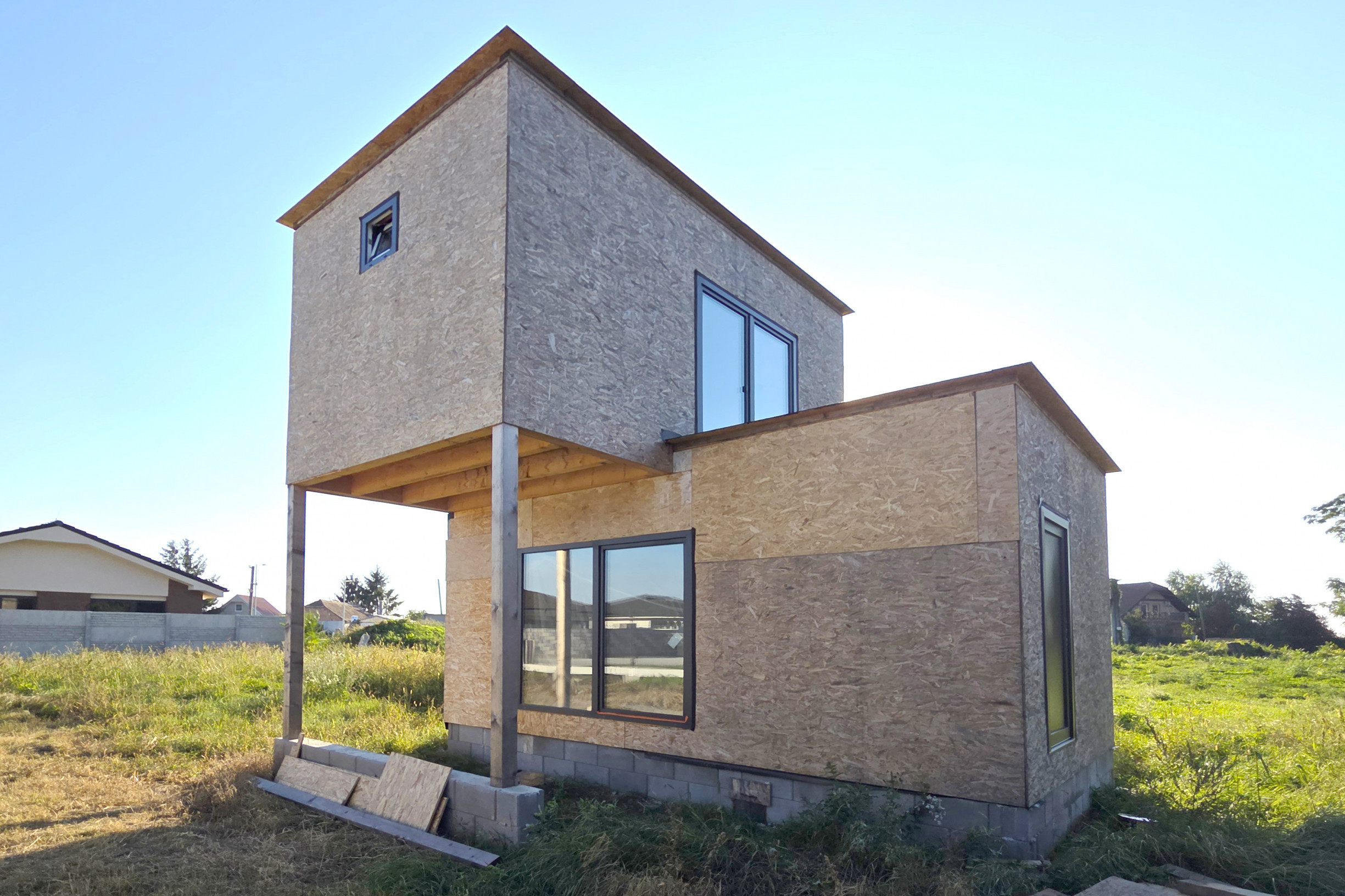 Na predaj stavebný pozemok s rozostavaným drevodomom v obci Lehnice - Sása