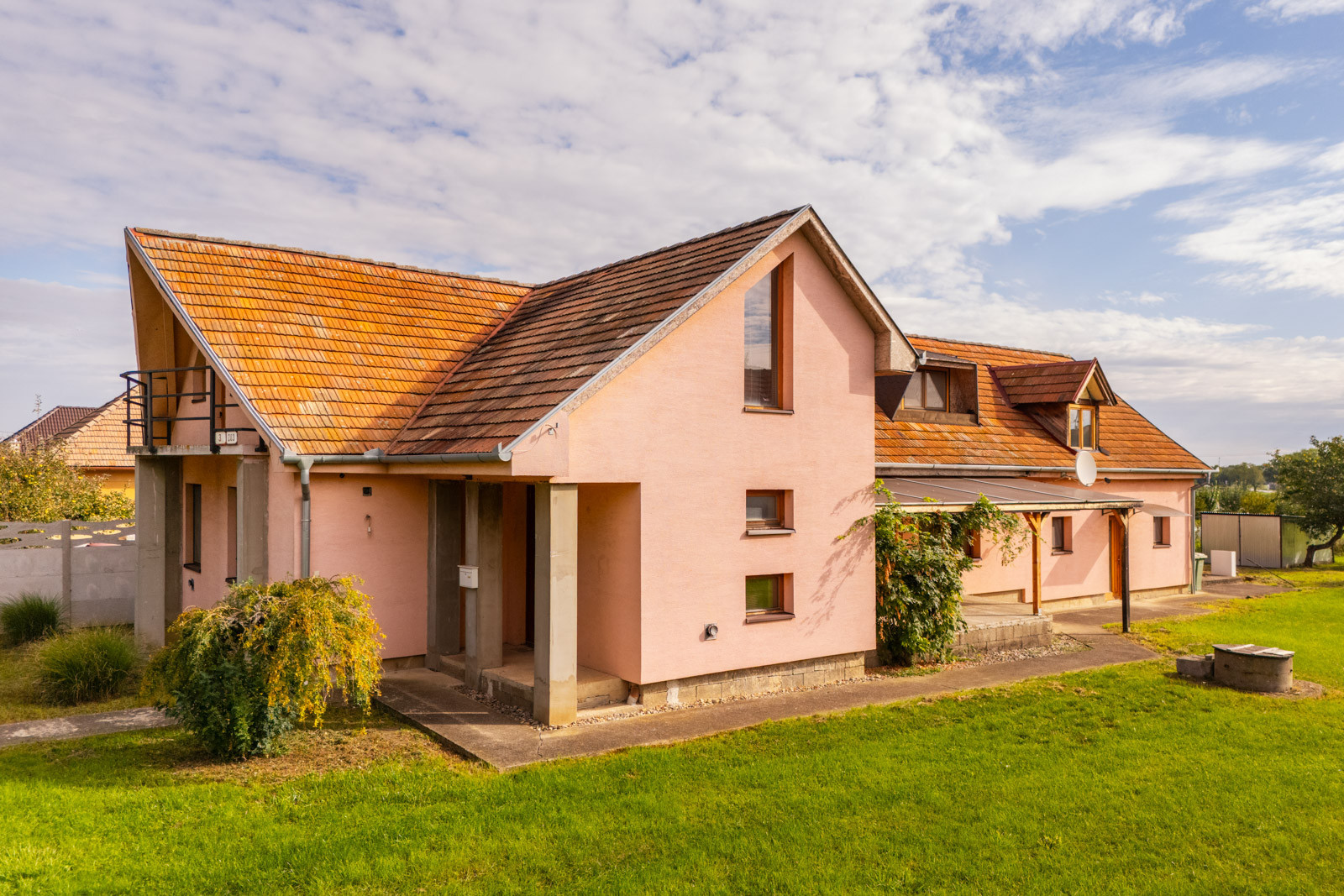 Na predaj priestranný rodinný dom s veľkým pozemkom v Loku pri Leviciach