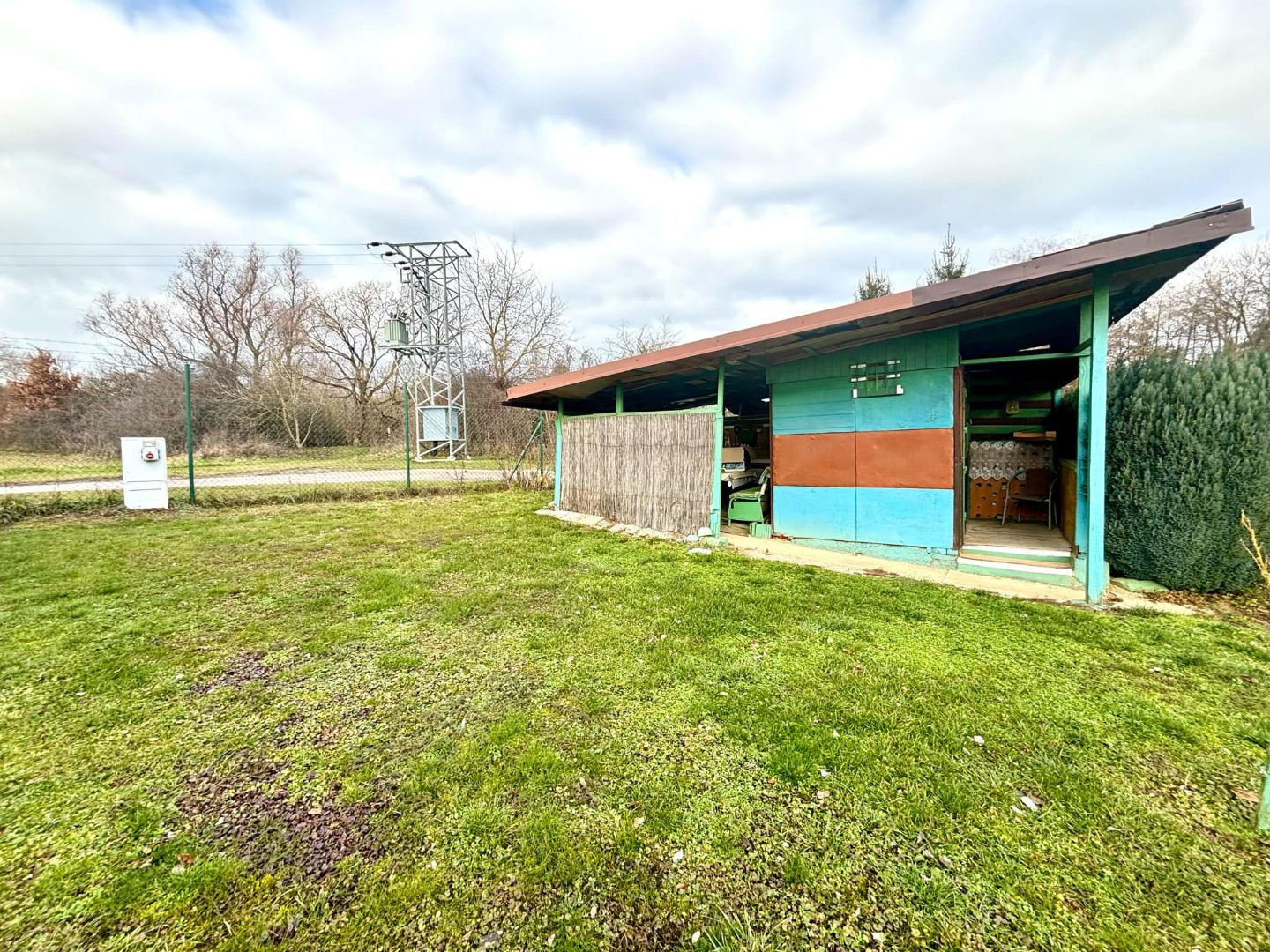 Exkluzívne na predaj  záhrada s chatkou v Bánovciach n/B