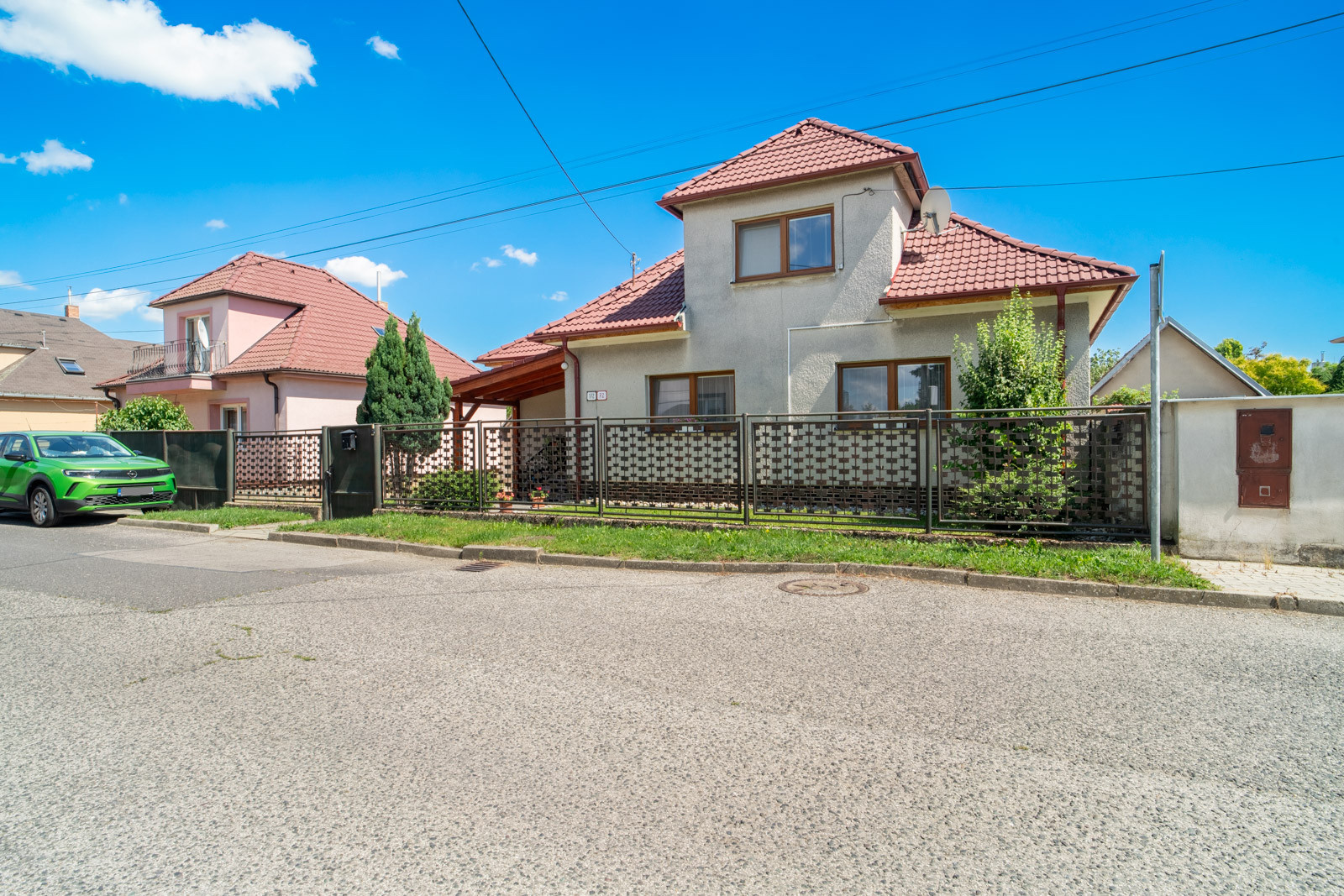 REZERVOVANÉ: Na predaj rodinný dom s potenciálom v srdci Rovinky