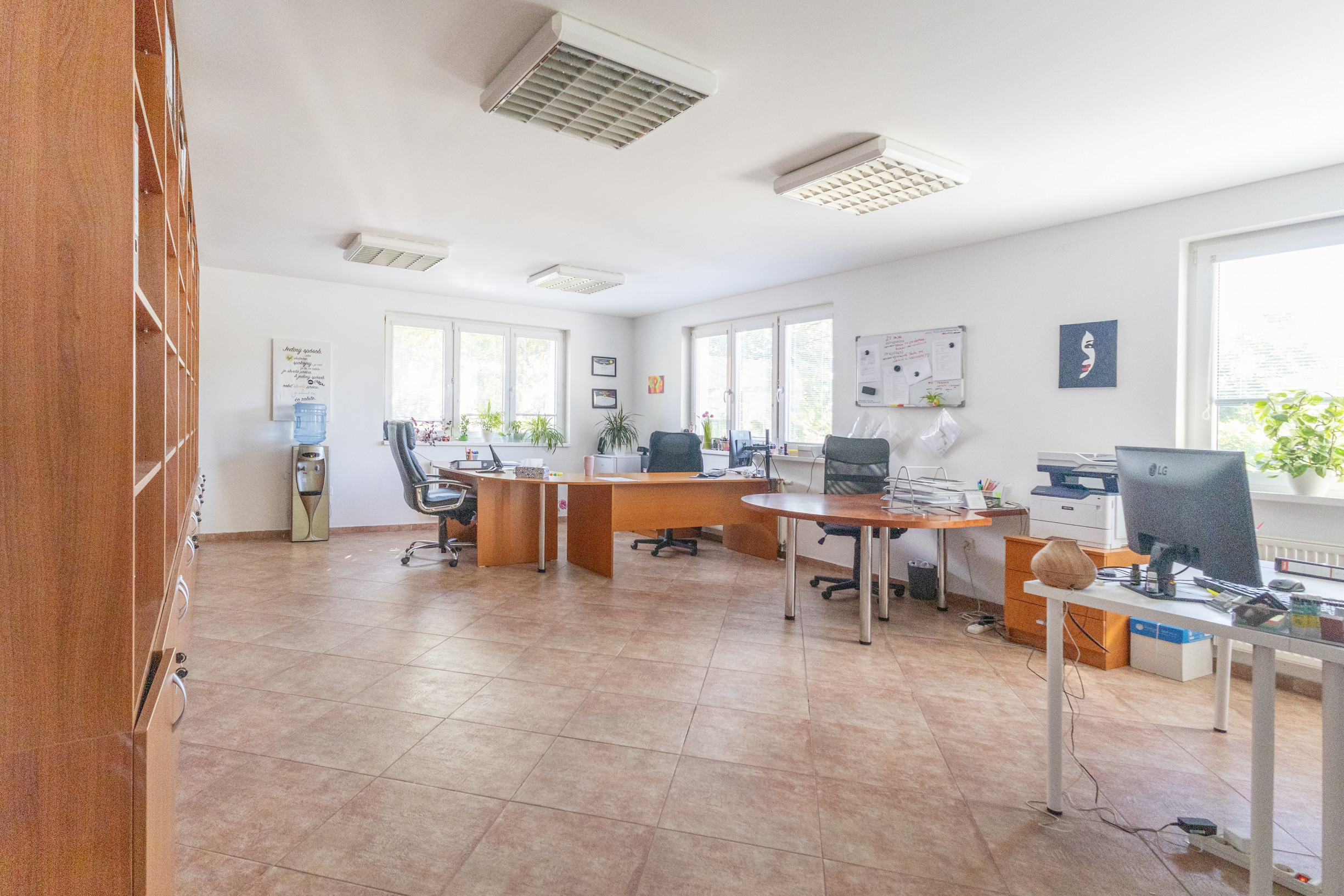 Na prenájom priestranná kancelária s parkovaním v Šamoríne