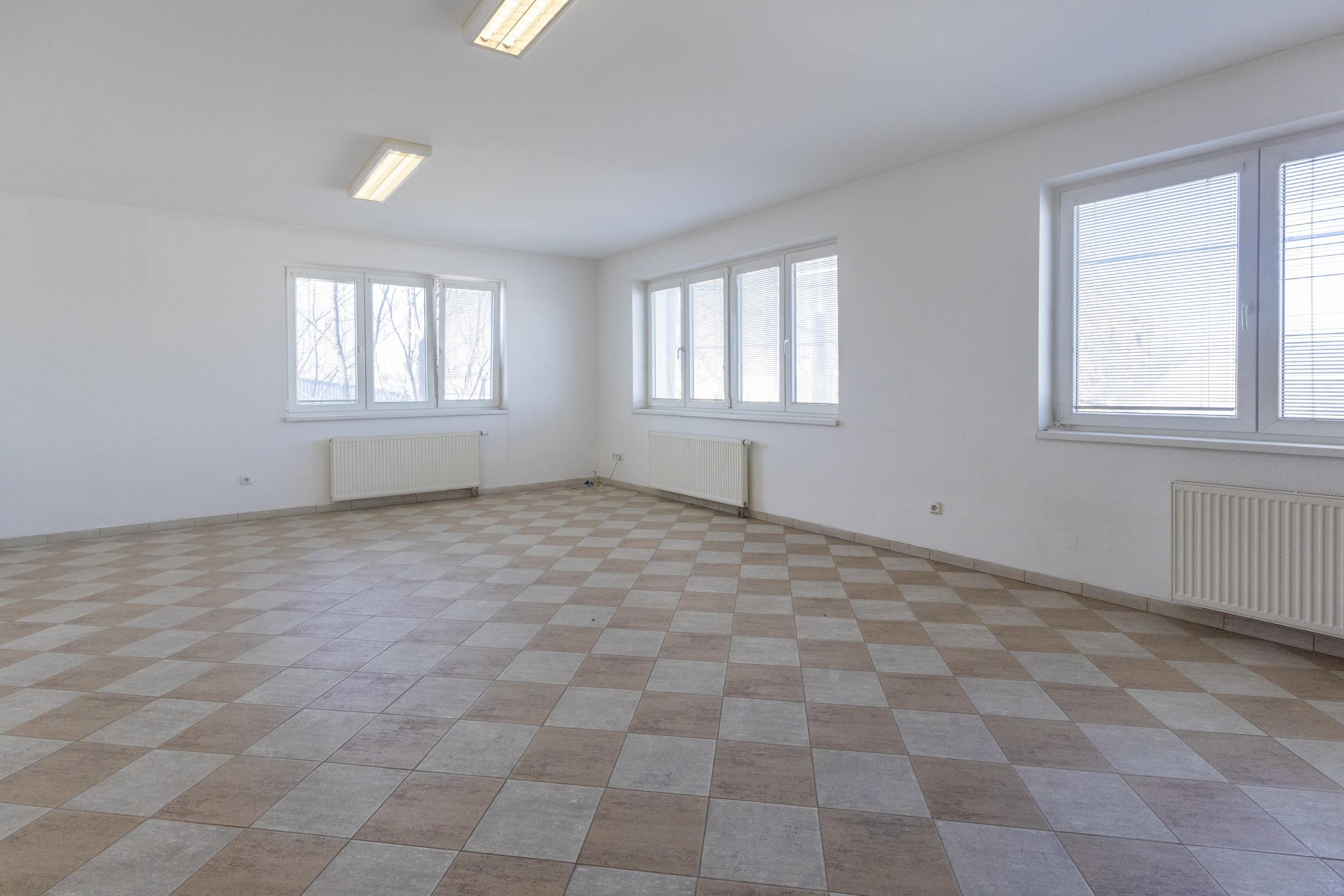 Na prenájom komerčný priestor s možnosťou využitia ako kancelárie alebo dielne v Šamoríne