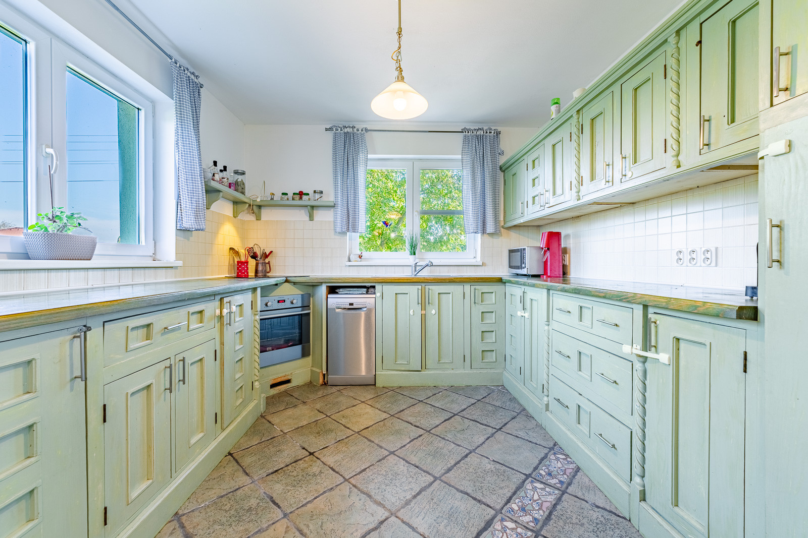 Na predaj rodinný dom s bazénom v Trnávke