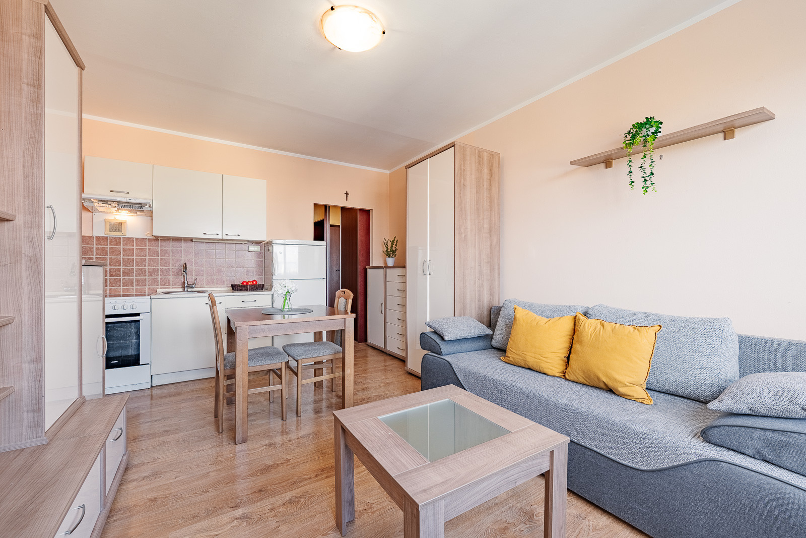 Na predaj čiastočne zariadená garsónka v Seredi