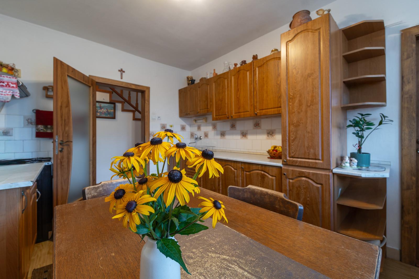 Nová znížená cena! Na predaj 5-izbový rodinný dom s veľkou záhradou v Novej Vsi nad Váhom