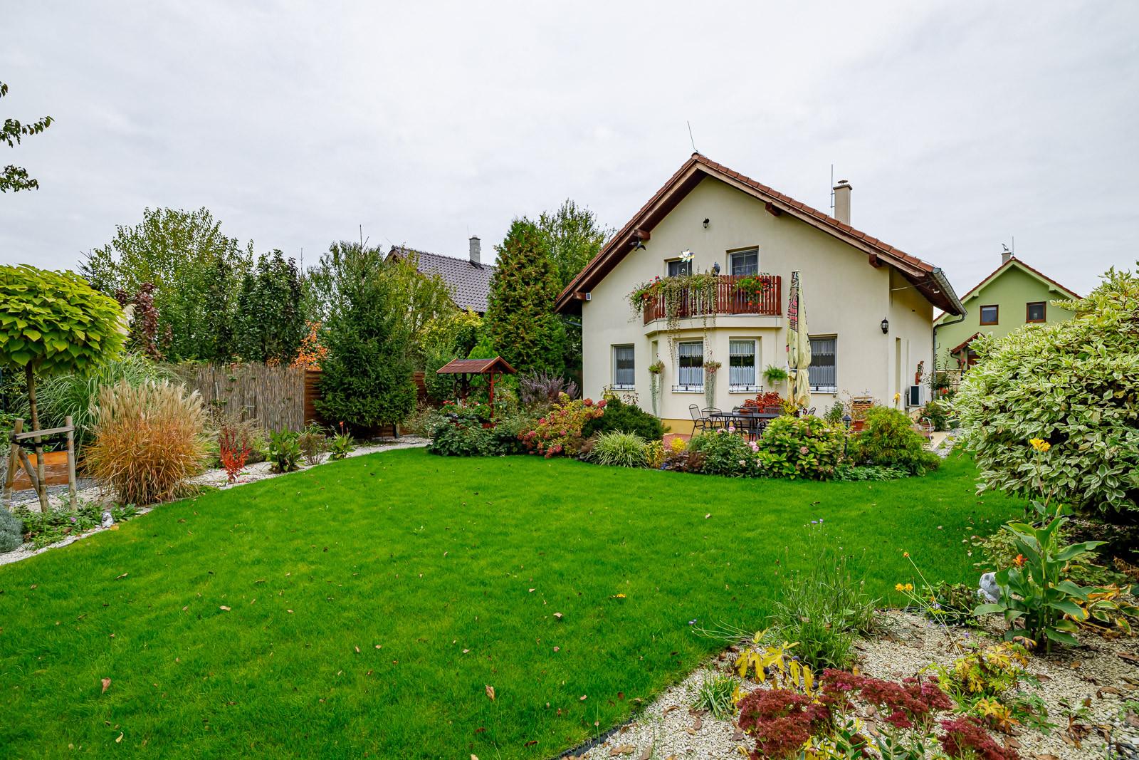 Na predaj rozprávkový dom s krásnou záhradou v Hviezdoslavove