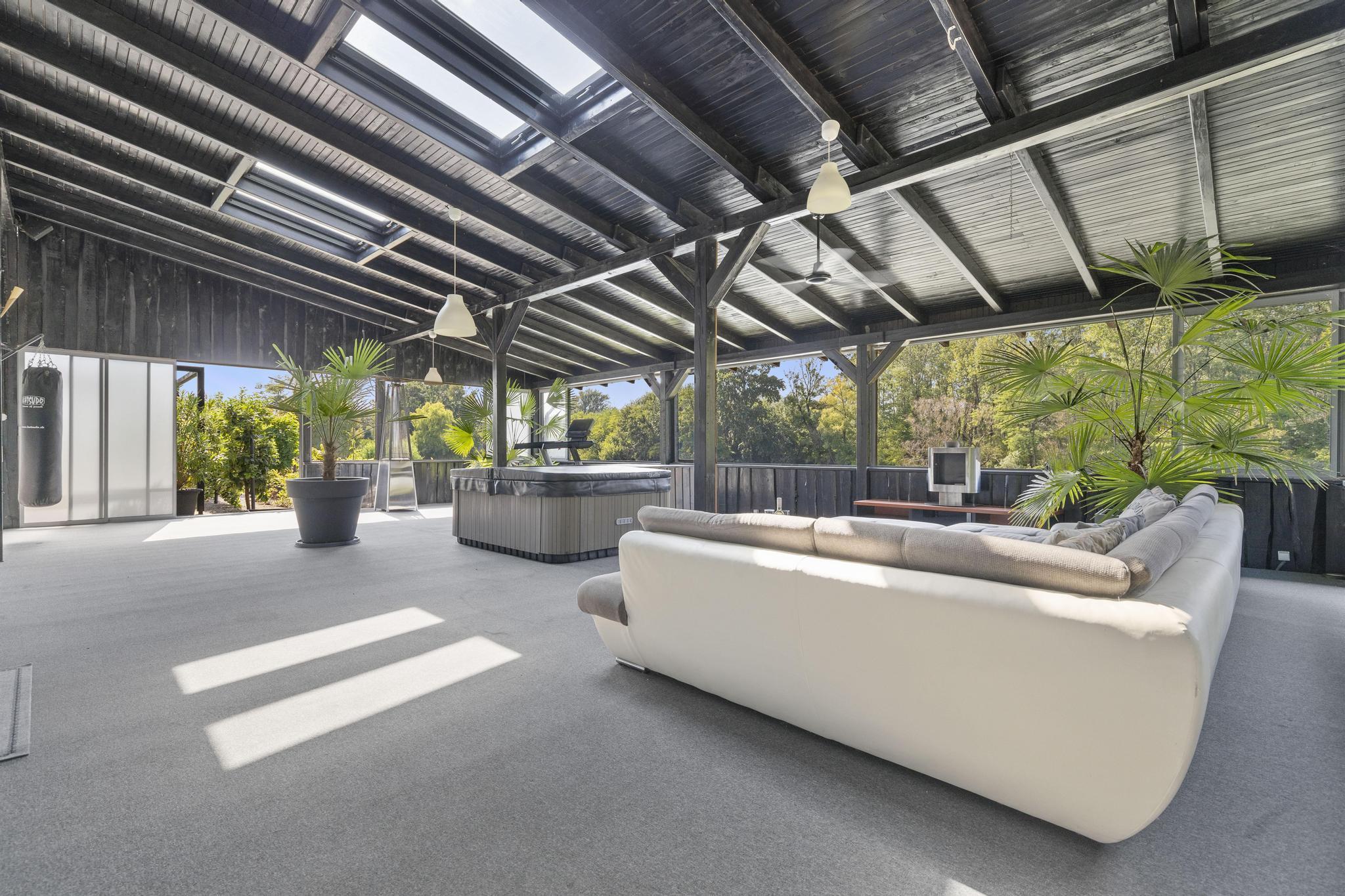 Na predaj štýlový penzión s priamym prístupom k vode v obci Blahová