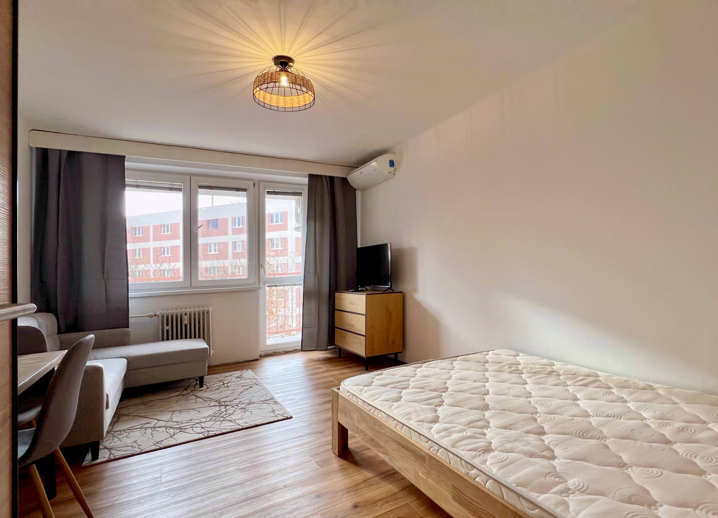 Na prenájom zrekonštruovaný 1-izbový byt, Nové Mesto - Bratislava