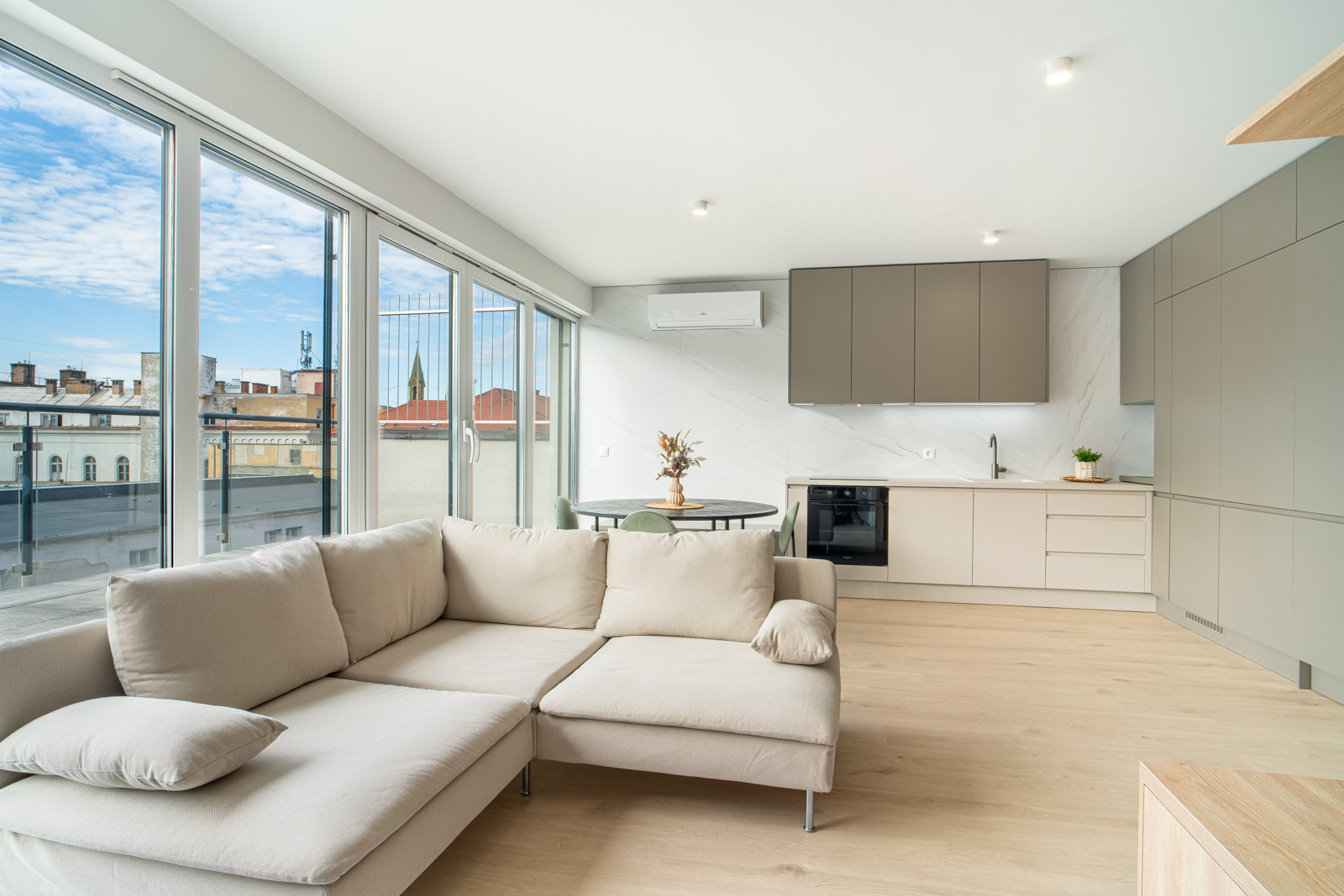 Na prenájom exkluzívny 2-izbový byt s terasou v centre Bratislavy