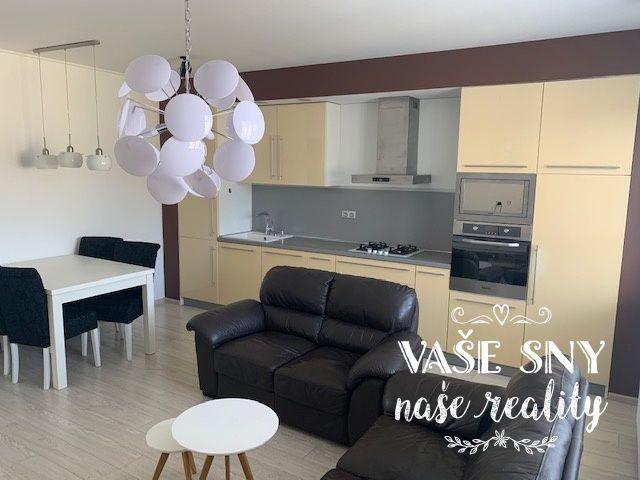 Na prenájom  veľký, zariadený 2 izb byt mestská časť SIHOŤ 1  v Trenčíne .