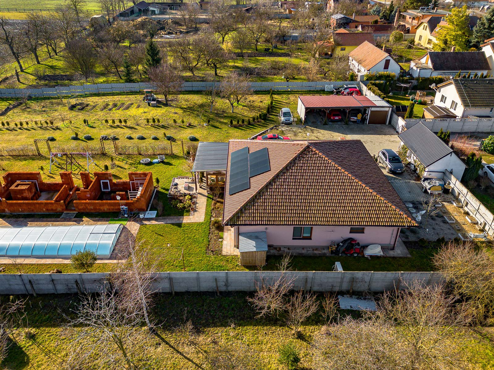 Na predaj rodinný dom s bazénom v obci Macov