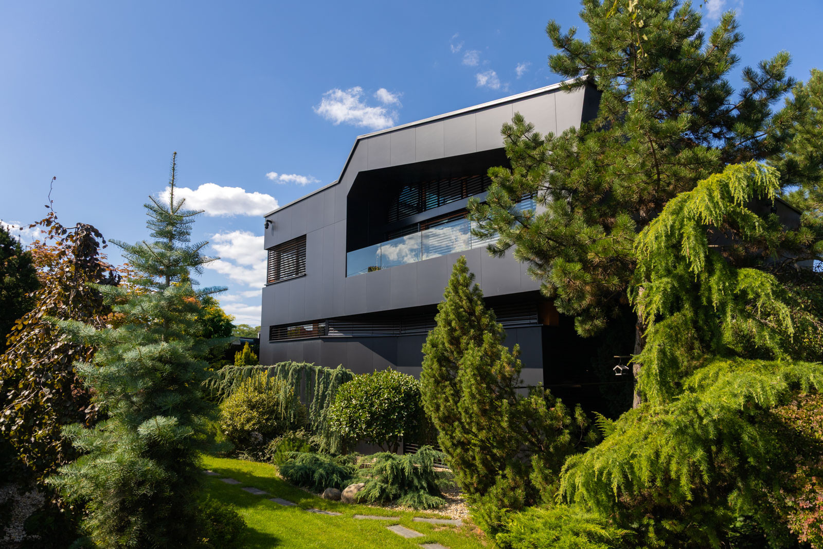 Na predaj vila s okrasnou záhradou a bazénom v Pezinku