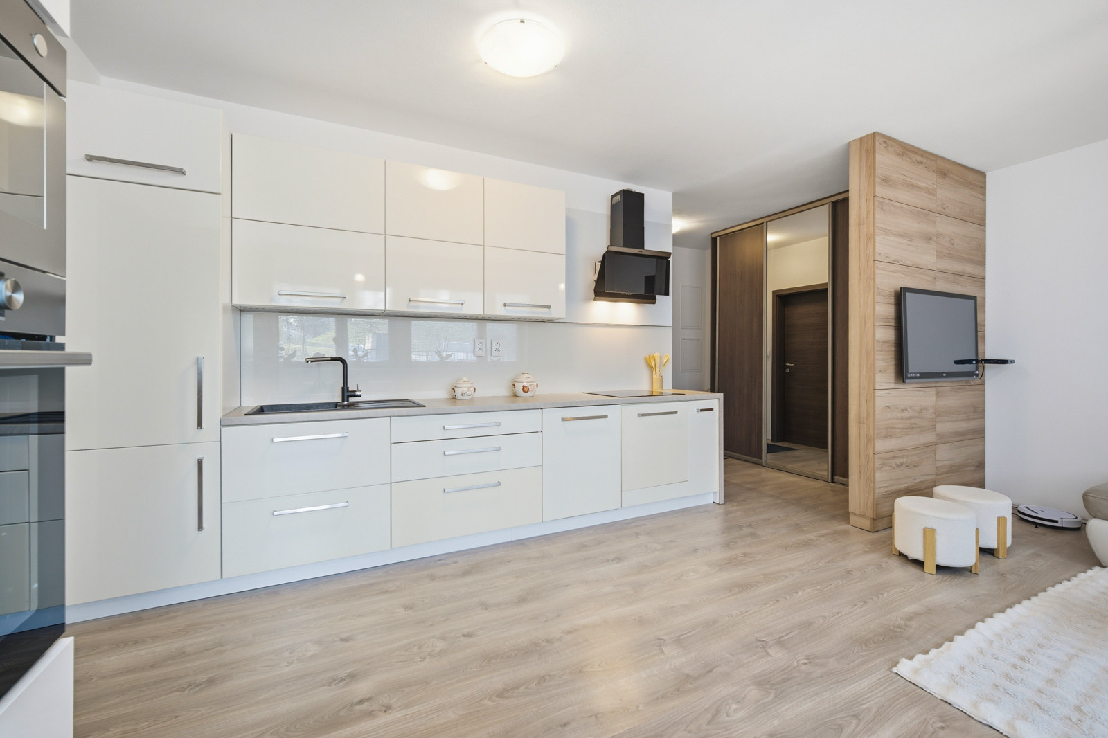 Na predaj priestranný 2-izbový byt s parkovaním v Dúbravke