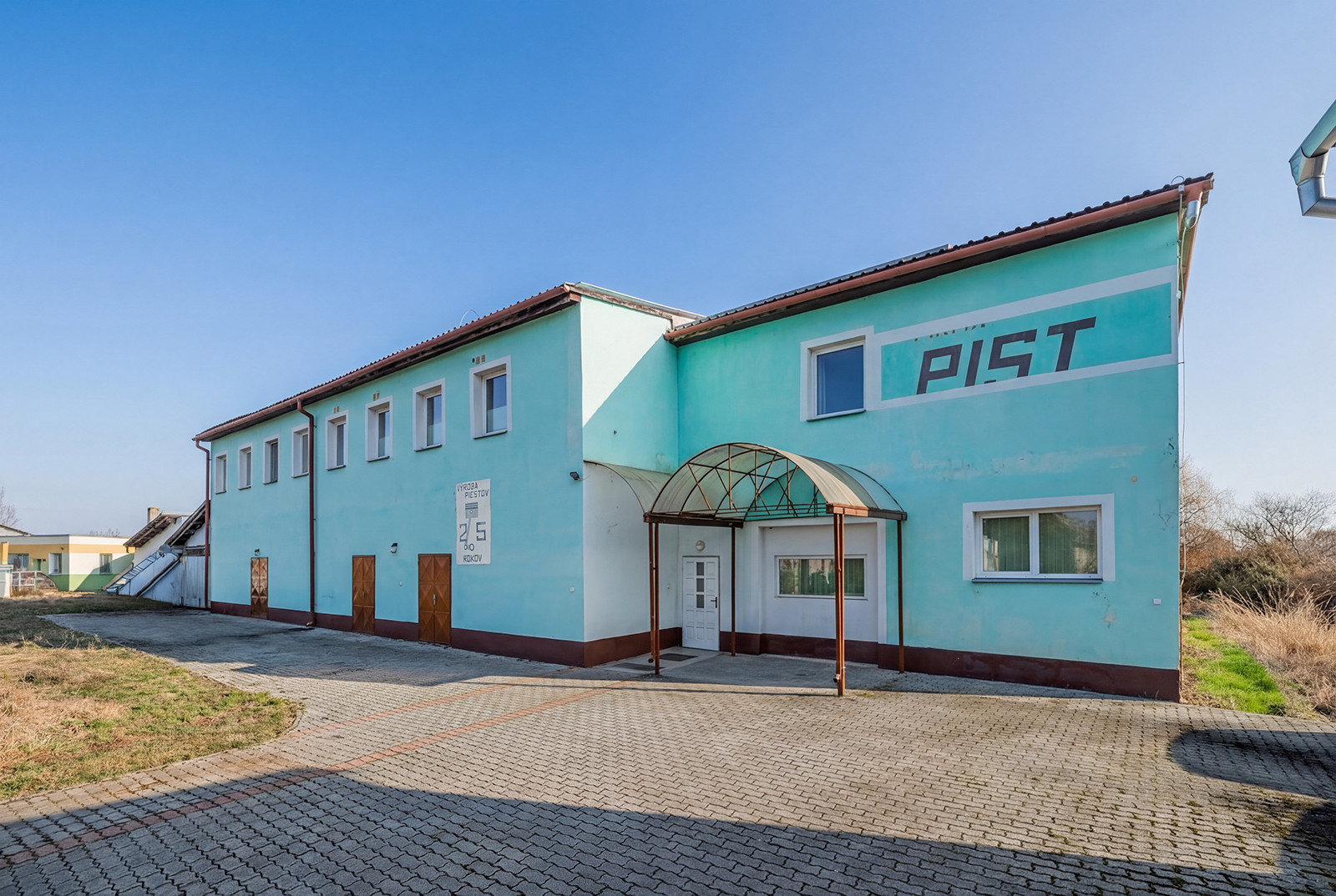 Na predaj výrobná hala s administratívnou časťou pri Lučenci