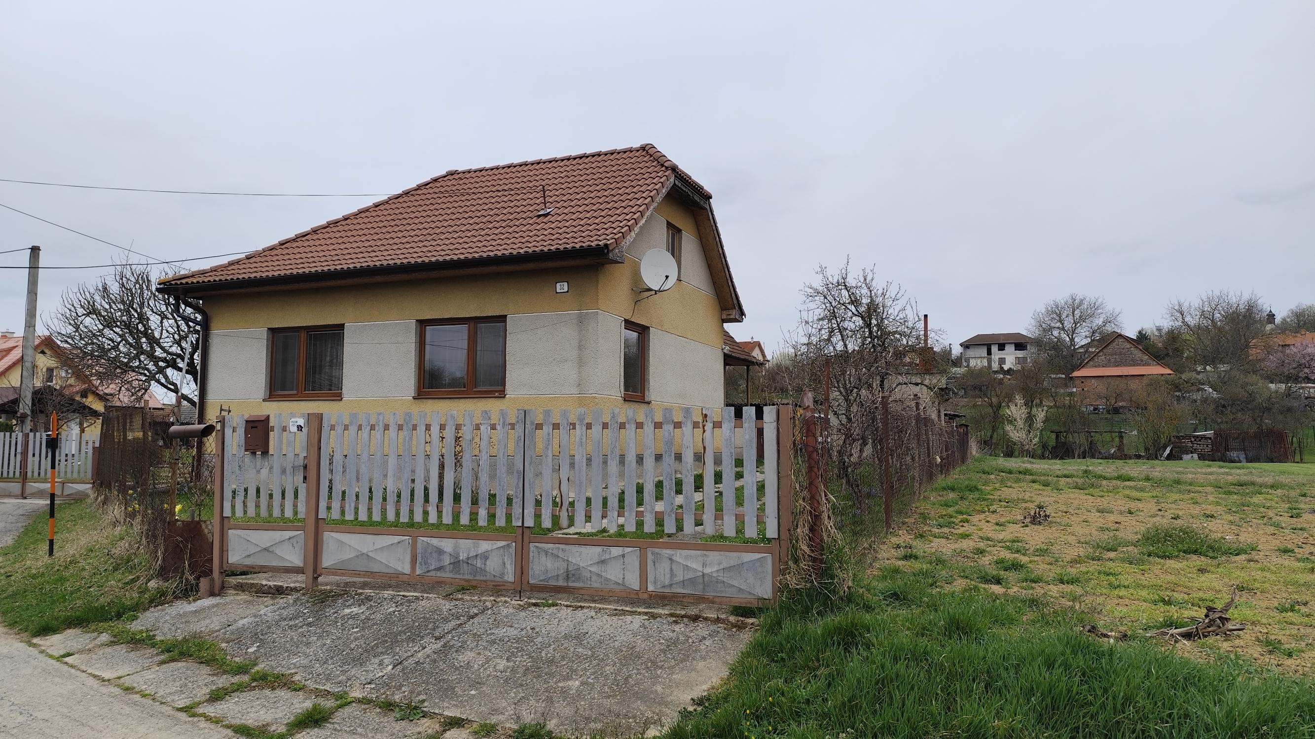 Na predaj čiastočne prerobený rodinný dom v obci Otrhánky