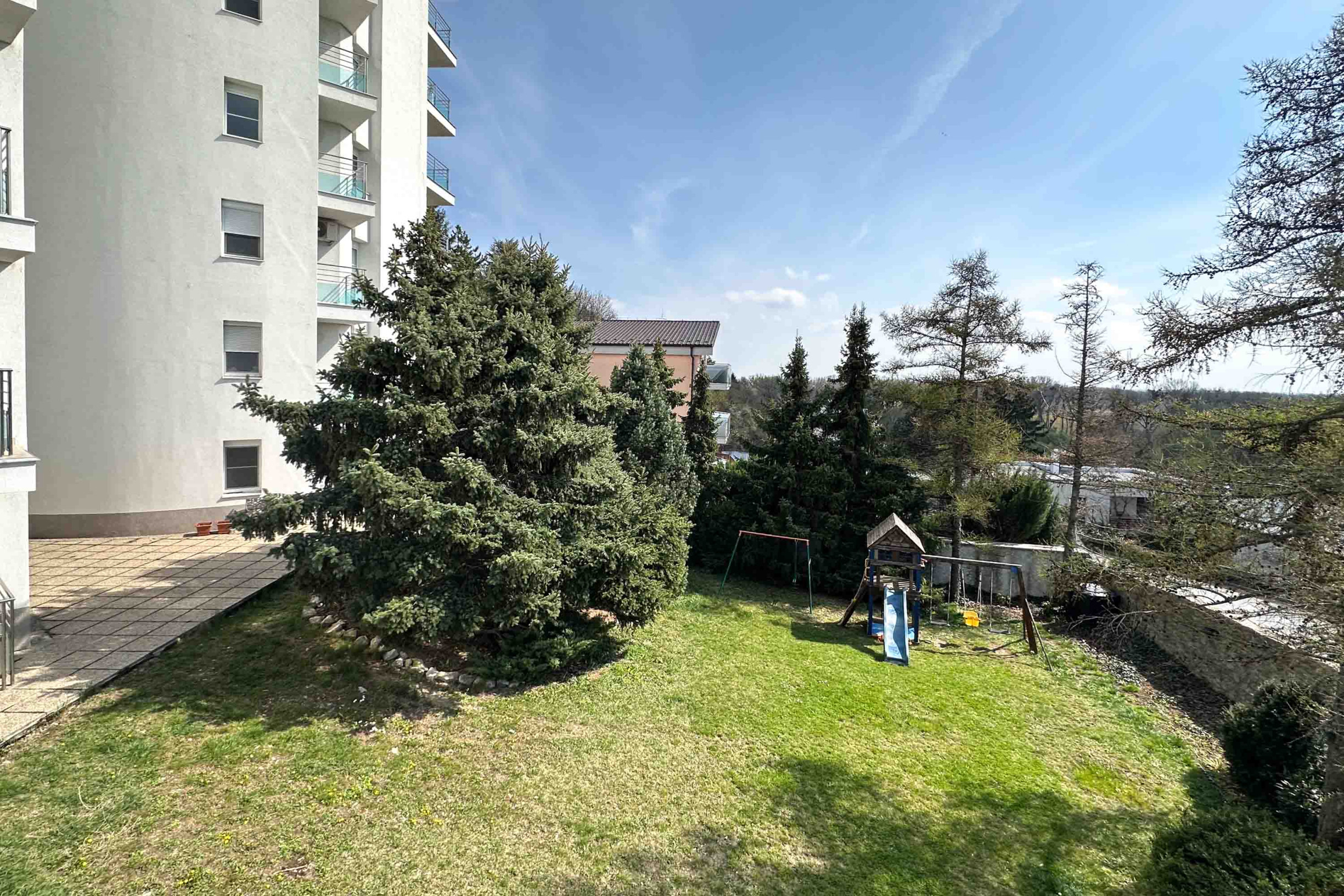 Na predaj reprezentatívny 6-izbový byt s garážou s výhľadom na Rakúsko