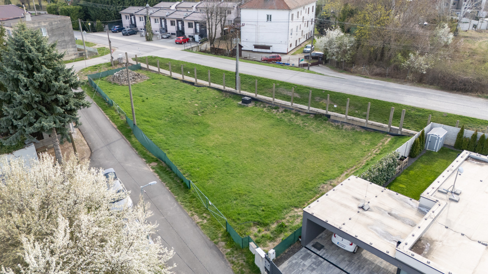 Na predaj pozemok s potenciálom výstavby v obci Vlčkovce