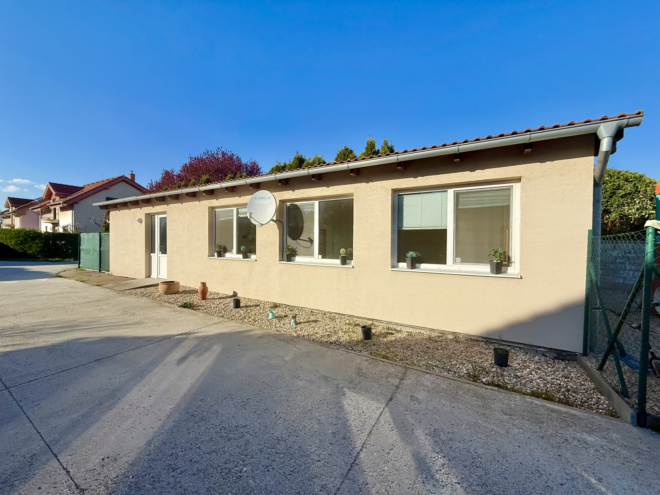 Prenájom - menší dom s terasou v Rovinke