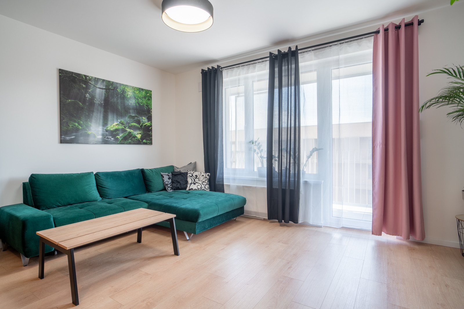 Na prenájom dizajnový 2-izbový byt v bytovom komplexe Bory v Lamači