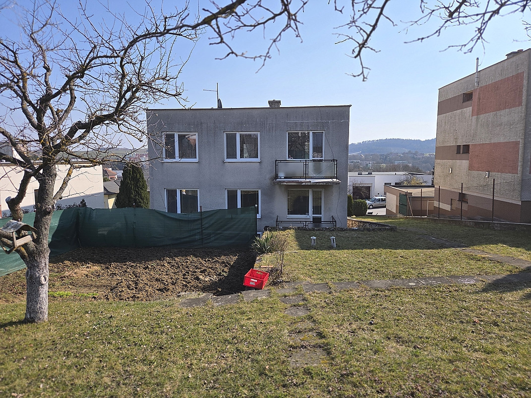 4 izb. byt. jednotka v RD, kompletná rekonštrukcia, 87 m², garáž, pivnica, skladové priestory s pozemkom 333 m2
