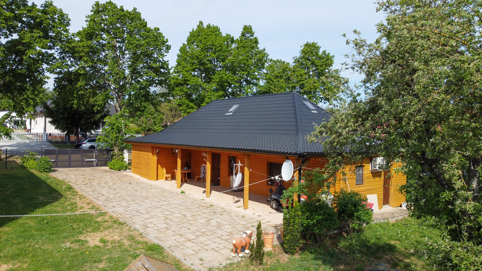 Na predaj útulný rodinný dom v štýle chaty neďaleko Podhájskej